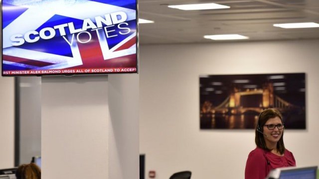 <p>
	Шотландците отхвърлиха идеята за независимост от Обединеното кралство на днешния референдум. <em>Снимка: Ройтерс</em></p>
