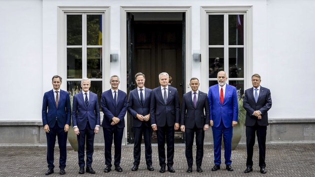 Ръководители на страни членки на НАТО и генералният секретар Йенс Столтенберг позират за семейна снимка на среща в Нидерландия. Снимка: EPA/БГНЕС