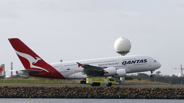 <p>
	Самолет на&nbsp;Qantas. <em>Снимка: Ройтерс</em></p>
