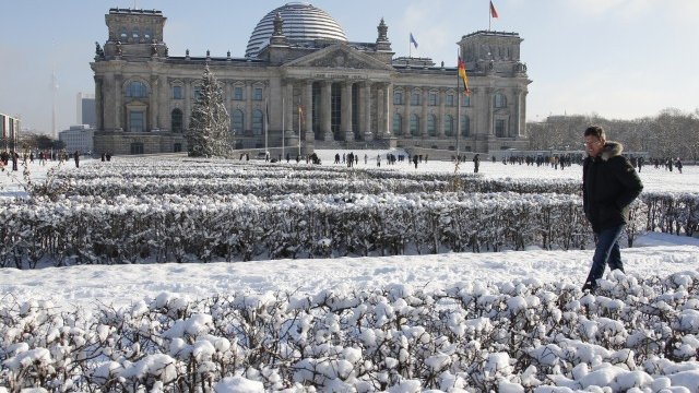 <p>
	Германският парламент, Райхстагът. <em>Снимка: Ройтерс</em></p>
