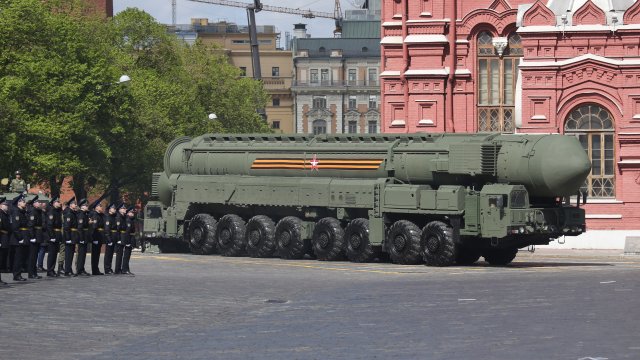 Транспортиране на стратегическа ядрена ракета РС-24 Ярс. Снимка: Bloomberg LP