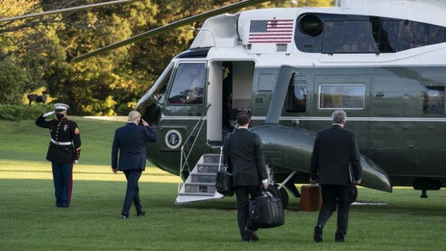 <p>
	Президентът на САЩ Доналд. Тръмп се качва на Marine One на южната поляна на Белия дом във Вашингтон, окръг Колумбия, САЩ, на 02 октомври 2020 г. Тръмп ще бъде откаран в Националния военномедицински център &bdquo;Уолтър Рийд&ldquo; , за да се лекува за Covid-19. <em>Снимка:&nbsp; EPA / Sarah Silbiger / POOL</em></p>
