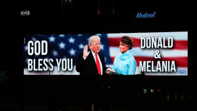 <p>
	Голям билборд с пожелания за американския президент Доналд Тръмп и съпругата му Меления на магистралата Аялон в Тел Авив, Израел. <em>Снимка: EPA /Abir Sultan</em></p>
