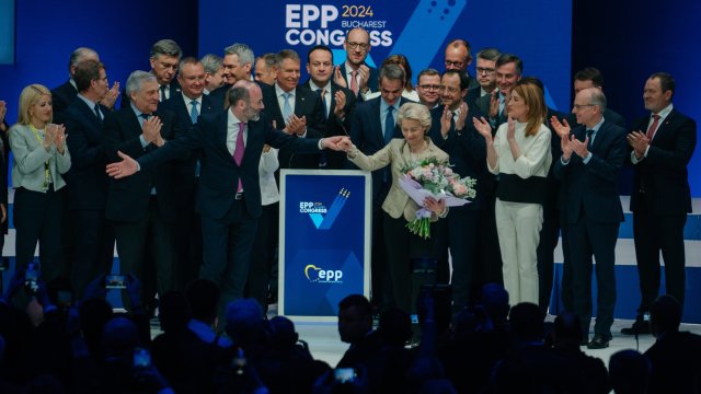 Представители на ЕНП, включително председателят Манфред Вебер (вляво от трибуната) и Урсула фон дер Лайен (вдясно от трибуната), по време на конгрес на партията в Букурещ, Румъния. Снимка: Andrei Pugnovschi/Bloomberg