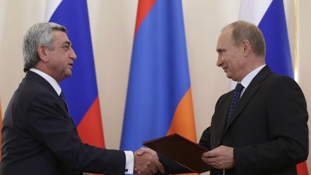<p>
	Арменският президент Серж Саргсян и руският му колега Владимир Путин разменят подписаните документи за членството на армения в Митническия съюз. <em>Снимка: Ройтерс</em></p>
