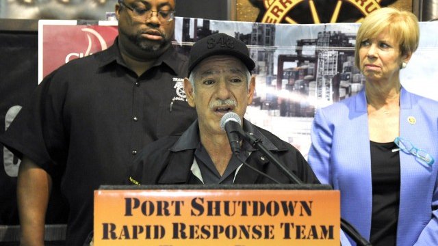 <p>
	Синдикатите блокират пристанищата на Западния бряг на САЩ с искания за повишаване на заплатите и подобряване на условията на труд. <em>Снимка: Ройтерс</em></p>
