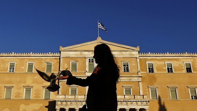 <p>
	Пред гръцкия парламент. <em>Снимка: Ройтерс</em></p>
