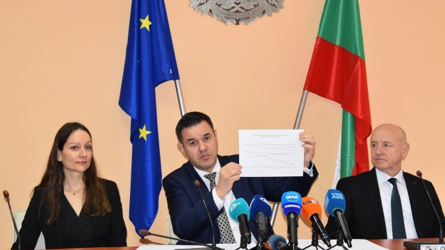 Министърът на икономиката и индустрията Никола Стоянов (в средата). Източник: Министерство на икономиката и индустрията