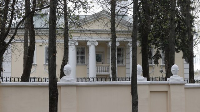 <p>
	Американското посолство в столицата на Беларус Минск. <em>Снимка: Stringer/Anadolu Agency via Getty Images</em></p>
