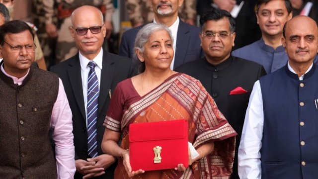 <p>
	Министър&nbsp;Нирмала Ситхараман (в средата) при представянето на бюджета. <em>Снимка: Bloomberg LP</em></p>
