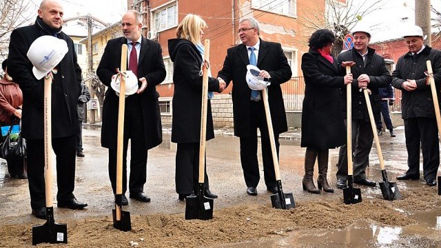 <p>
	<em>Министри направиха първа копка на водния цикъл на Враца</em>&nbsp; Снимка: БТА</p>
