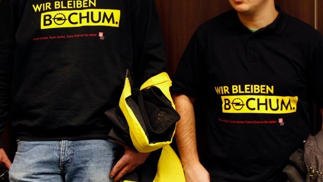 <p>
	&quot;Ние оставаме в Бохум&quot; пише на блузите на тези служители на концерна. <em>Снимка: Ройтерс</em></p>
