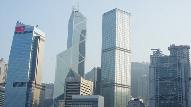 <p>
	Изглед от финансовия район в Хонконг. <em>Снимка:&nbsp;mwiththeat. Лиценз: <a href="http://creativecommons.org/licenses/by/2.0/" target="_blank">Creative Commons</a></em></p>
