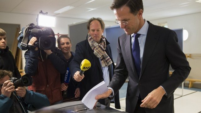 <p style="text-align: justify;">
	Премиерът Марк Рюте гласува на референдума.&nbsp;<em>Снимка: Ройтерс</em></p>
