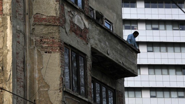 <p>
	И в Румъния в близост "съжителстват" нови и по-стари сгради. <em>Снимка: архив Ройтерс</em></p>
