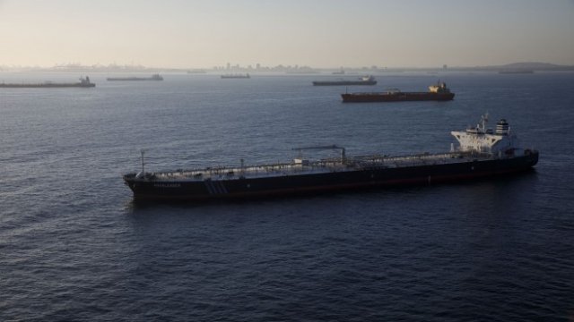 Защо 300 000 моряци не могат да напуснат корабите си?