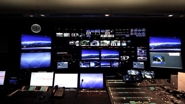 <p>
	<span>Снимка: <a href="https://unsplash.com/@internetztube?utm_source=unsplash&amp;utm_medium=referral&amp;utm_content=creditCopyText">Frederic K&ouml;berl</a> on <a href="https://unsplash.com/s/photos/tv-studio?utm_source=unsplash&amp;utm_medium=referral&amp;utm_content=creditCopyText">Unsplash</a></span></p>
