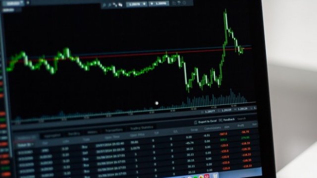 Какво се случва с оценката на технологичните акции?
