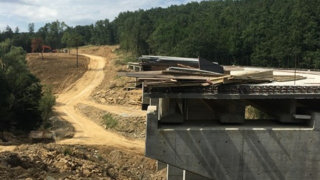 <p>
	<span font-size:="" pt="" style="color: rgb(102, 102, 102); font-family: ">Строителство на обхода на Габрово.</span><em font-size:="" pt="" style="color: rgb(102, 102, 102); font-family: ">&nbsp;Снимка: МРРБ</em></p>
