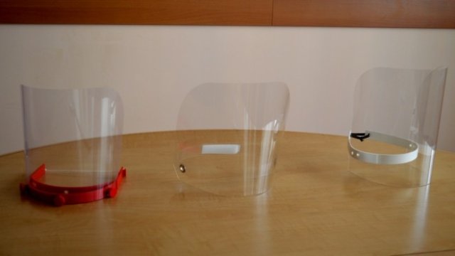 <p>
	Започва и производство на български шлемове и очила.&nbsp;<em>Снимка: Министерство на икономиката</em></p>
