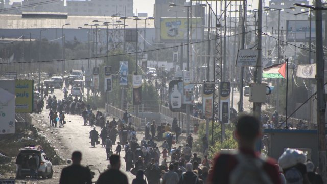 Палестинци вървят от северната част на ивицата Газа към южния град Хан Юнис. Снимка: Ahmad Salem/Bloomberg