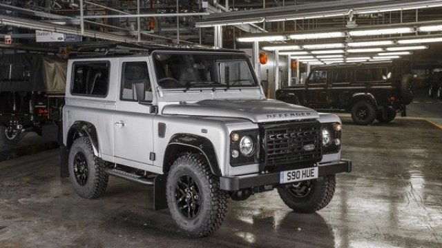 <p>
	<em>Двумилионният Defender. Снимка: Land Rover </em></p>
