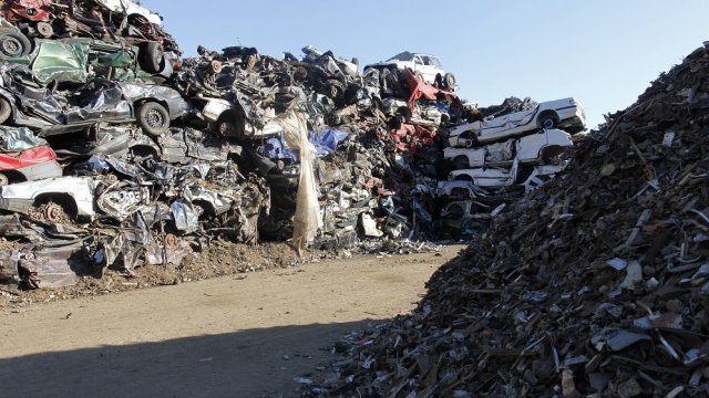 <p>
	В момента банкови гаранции дължат компаниите, които изкупуват отпадъци от черни и цветни метали. <em>Снимка: архив, Ройтерс</em></p>
