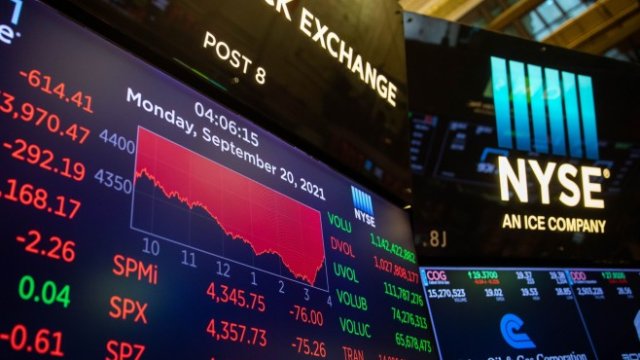 <p>
	Инвеститорите са нащрек, че ускоряващата се инфлация може да доведе до това Фед да забърза свиването на програмата за изкупуване на облигации.<em> Снимка:&nbsp;Michael Nagle/Bloomberg</em></p>
