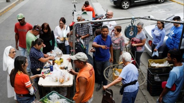 <p>
	<em>Опашка за плодове и зеленчуци в Каракас. Снимка: Ройтерс</em></p>
