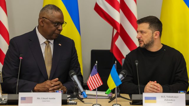 Американският министър на отбраната Лойд Остин (вляво) и украинският президент Володимир Зеленски (вдясно) по време на срещата на Контактната група за отбрана на Украйна в Брюксел. Снимка: EPA/БГНЕС