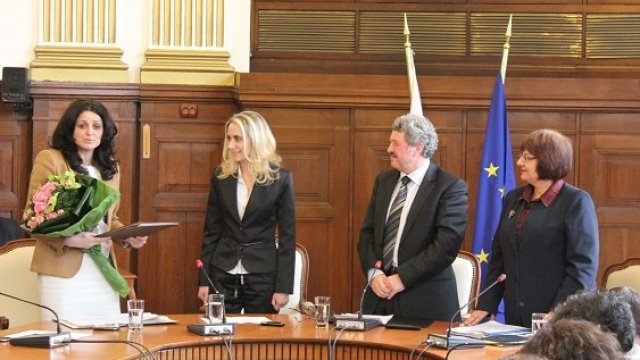 <p>
	<em>Светлана Боянова (крайната вляво) предава щафетата на Снежана Благоева (втората вляво). Снимка: МЗХ</em></p>
