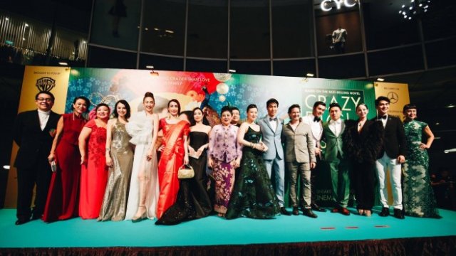 <p>
	Екипът на Crazy Rich Asians. <em>Снимка: Crazy Rich Asians Facebook Page</em></p>
