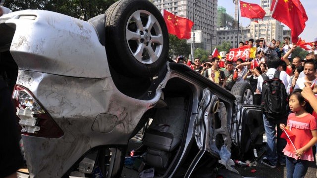 <p>
	По време на протестите в Китай демонстрантите разрушаваха всеки изпречил се пред тях японски автомобил. <em>Снимка: Ройтерс</em></p>
