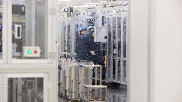 Работници на производствена линия в завода за батерии на VinFast във Виетнам. Снимка: Bloomberg L.P.