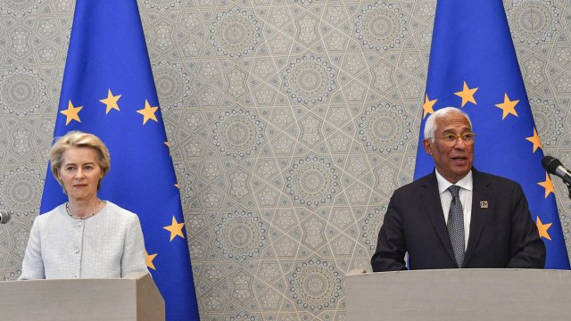 Председателите на Европейския съвет и Европейската комисия (ЕК) Антониу Коща (вдясно) и Урсула фон дер Лайен (вляво) по време на срещата с политическите лидери в Централна Азия. Снимка: БГНЕС/EPA