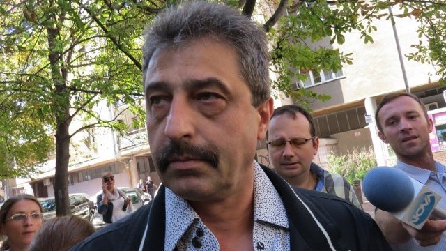 <p>
	Цветан Василев дойде днес в 12.30 ч. местно време в районното полицейско управление в Белград, където трябва да се подписва всеки ден. Снимка: БТА</p>
