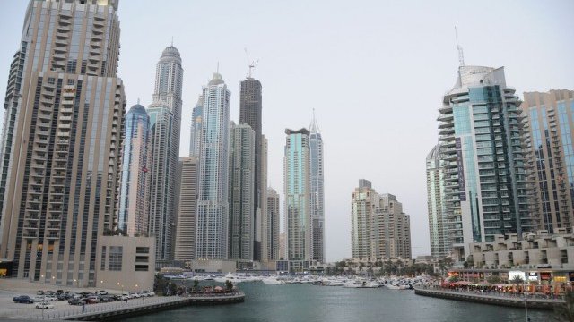 <p>
	Небостъргачите в Dubai Marina привличат сериозен интерес от купувачи. <em>Снимка: Ройтерс</em></p>
