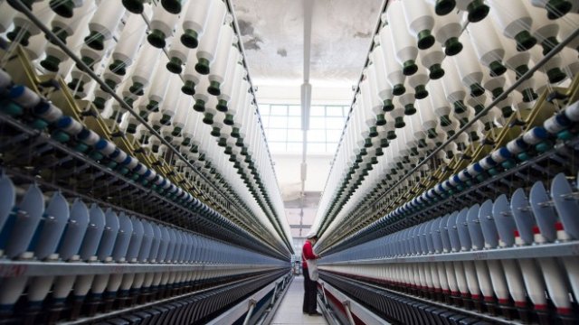 <p>
	Фабриките бавно започват да възстановяват дейността си. Снимка: Bloomberg&nbsp;</p>
