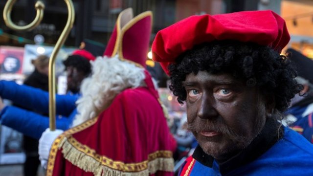 <p>
	Холандец, облечен като Цварте Пит. <em>Снимка: Архив Ройтерс</em></p>
