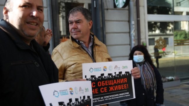 <p>
	Протест пред Министерството на туризма.&nbsp;<em font-size:="" pt="" style="color: rgb(88, 88, 88); font-family: ">Снимка: Димитър Кьосемарлиев, Investor Media Group</em></p>

