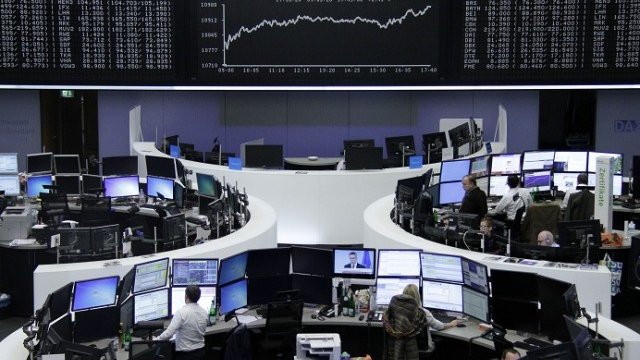 <p>
	Фондовата борса във Франкфурт. <em>Снимка: Архив Ройтерс</em></p>
