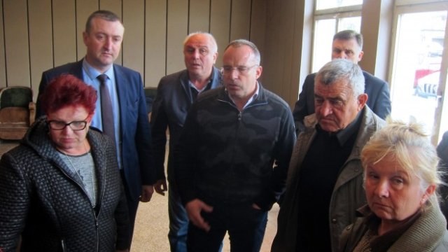 <p>
	Румен Порожанов (средата) се срещна със земеделски стопани от плевенското село Българене. <em>Снимка: БТА</em></p>
