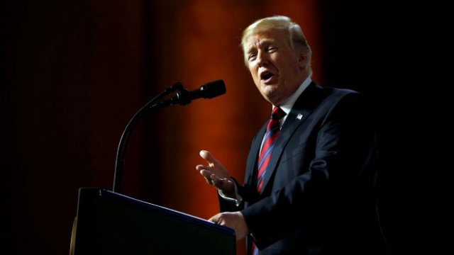 <p>
	Доналд Тръмп по време на изказването си. <em>Снимка: Ройтерс</em></p>
