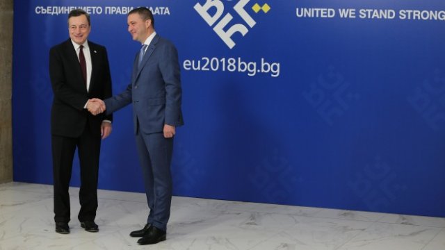 <p>
	Българският финансов министър Владислав Горанов поздравява президента на ЕЦБ Марио Драги. <em>Снимка: Ройтерс</em></p>
