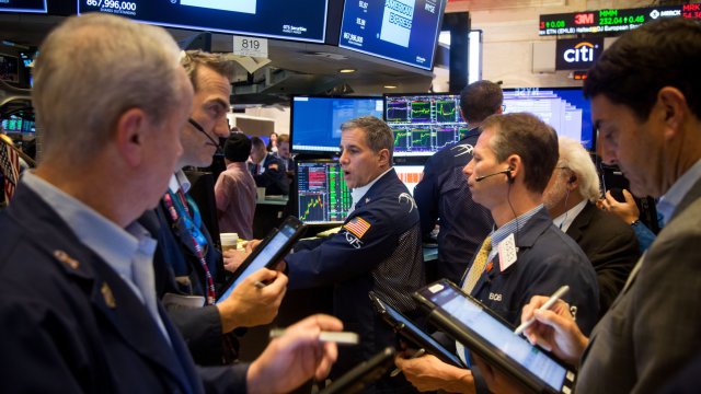 Dow изтри над 1000 пункта след предупреждението на Пауъл