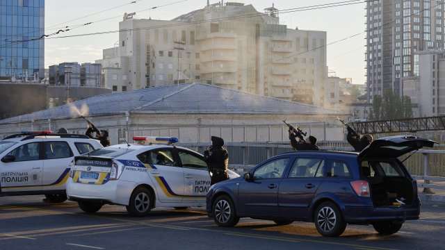 Украински полицаи се опитват да свалят дронове над Киев със стрелба. Снимка: EPA/VADYM SARAKHAN