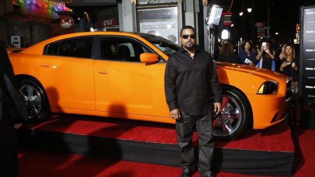 <p>
	Айс Кюб позира при премиерата на &quot;Ride Along&quot; пред TCL Chinese theatre в Холивуд. <em>Снимка: Ройтерс</em></p>
