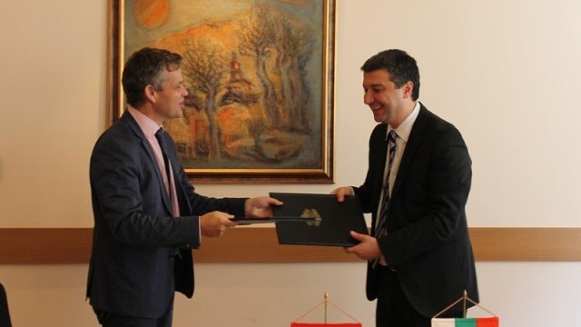 <p>
	&nbsp;Драгомир Стойнев връчва сертификата на компанията. Снимка:&nbsp;TELUS International&nbsp;</p>
