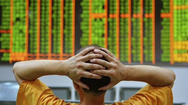 <p style="text-align: justify;">
	Индивидуалните инвеститори притежават сериозен дял от откритите сметки на борсите в Шанхай и Шънджън. <em>Снимка: Ройтерс</em></p>
