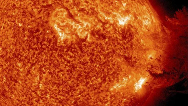 <p>
	Изригване на коронарна маса, заснето от Обсерваторията за наблюдение&nbsp;на слънчевата динамика на NASA, Снимка: <em>Ройтерс</em></p>
